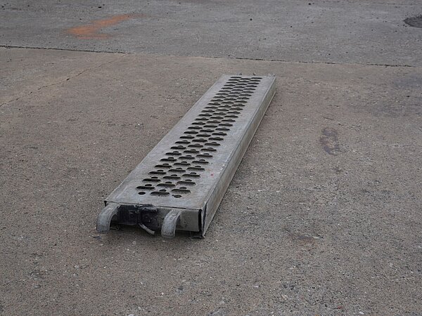 Stahlboden B24, Rohr-Auflage, 250 L x 7,5 H