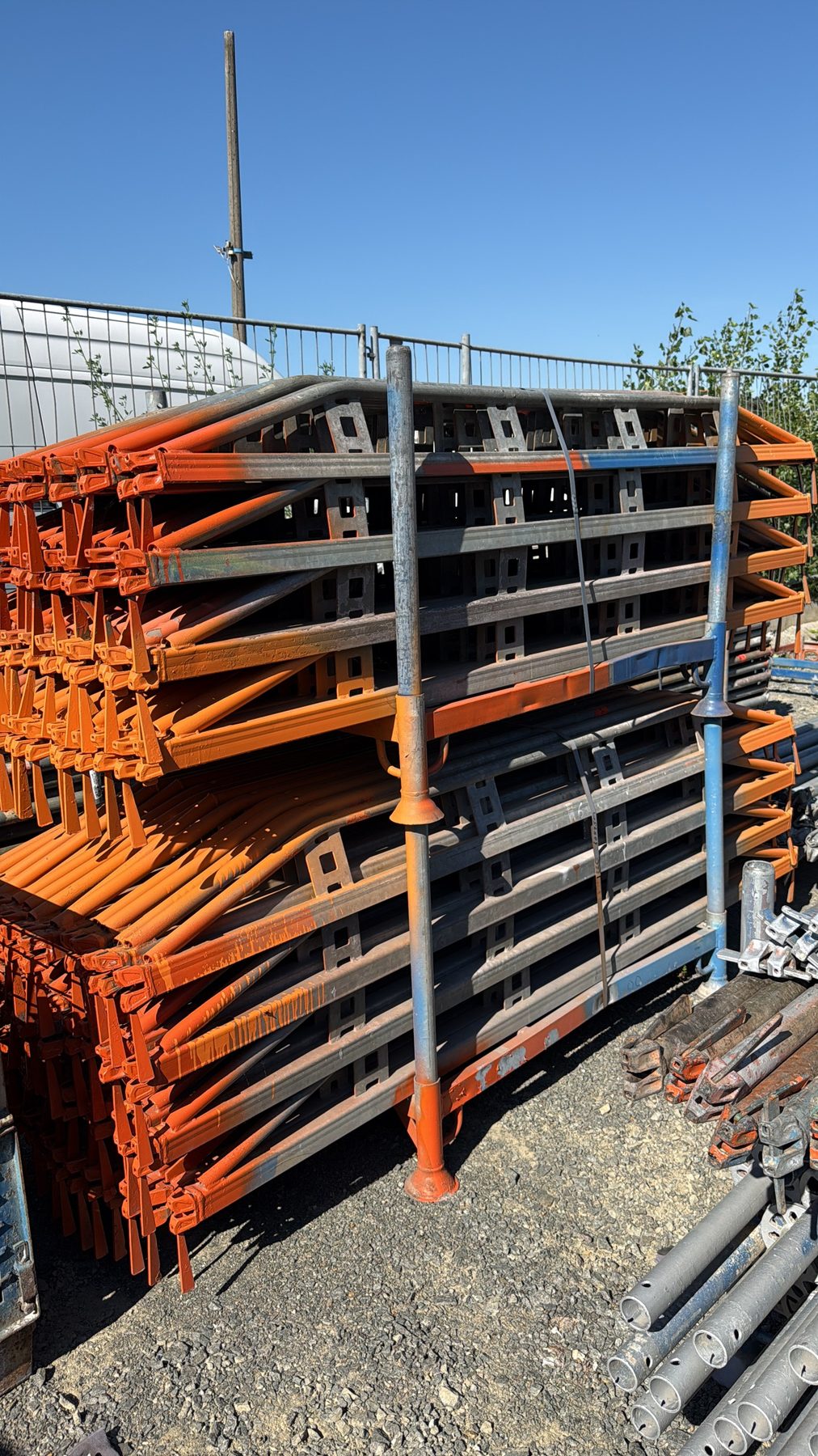 10’000 × U-Doppelriegel 2.57 m · Layher / Altrad Assco